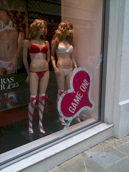 © Robert Rotifer Display in der Auslage von Ann Summers